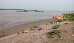 Nữ phụ hồ xuống sông Hồng tắm giải nhiệt rồi mất tích